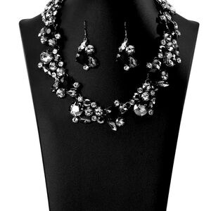 Zi necklace and earrings The Kim